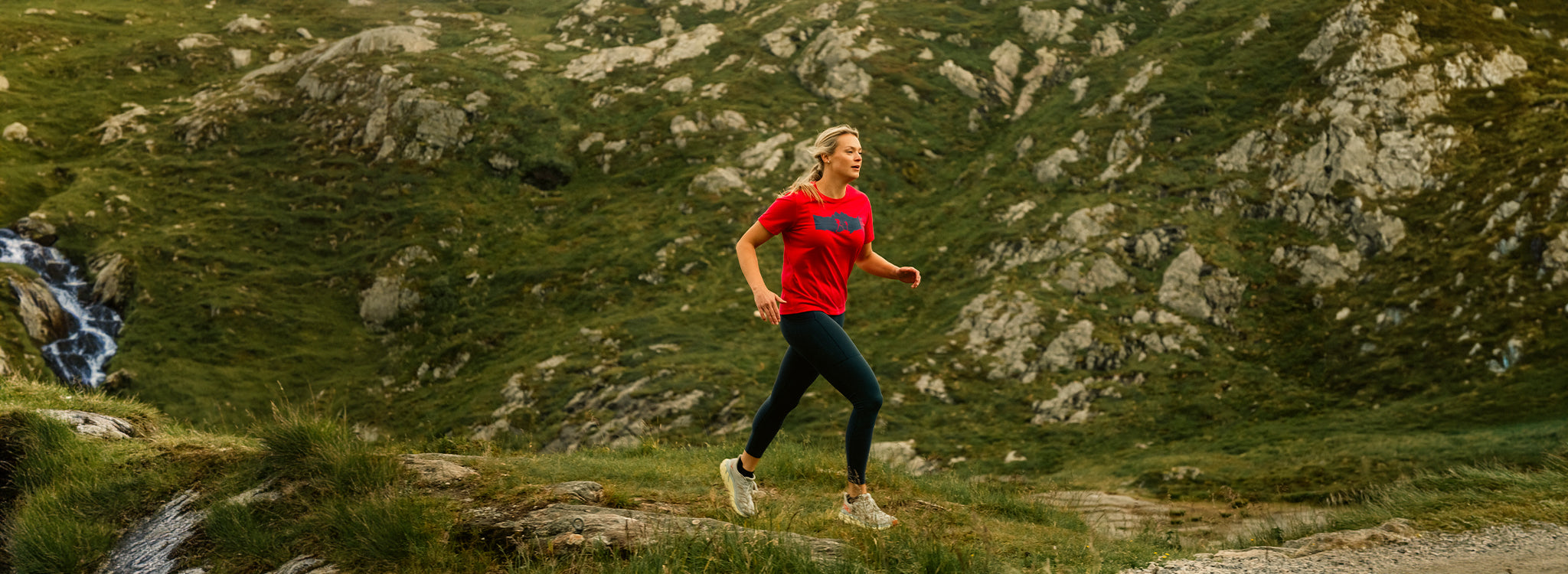 Dame på fjellet med Janus årets sommerull t-skjorte i farge rosa